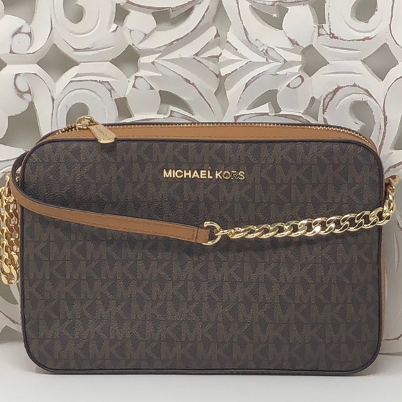 Michael Kors Handbags - NWT Michael Kors Jet Set item crossbody